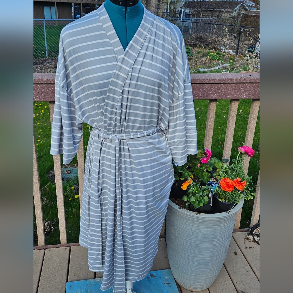 Gray and White Robe - Picture 3 of 5